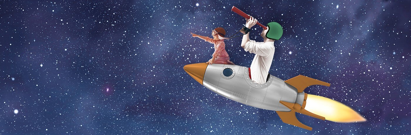 Vater und Tochter fliegen auf einer Rakete, im Hintergrund ist der Sternenhimmel zu sehen.
