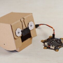 Ein Karton mit Gesicht, angeschlossen an einer Platine.